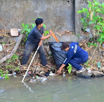 PDAM Makassar Bersihkan Saluran Air Baku di Jalan Abdul Dg Sirua