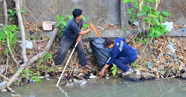 PDAM Makassar Bersihkan Saluran Air Baku di Jalan Abdul Dg Sirua