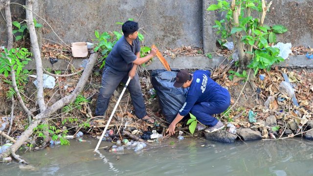 PDAM Makassar Bersihkan Saluran Air Baku di Jalan Abdul Dg Sirua