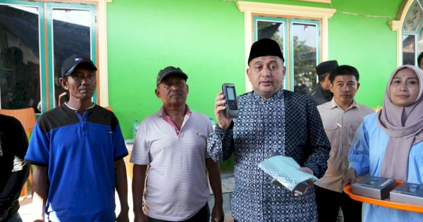 Munafri Serahkan GPS untuk 143 Nelayan Lumu-Lumu, Dorong Keselamatan dan Efisiensi Melaut