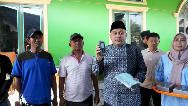 Munafri Serahkan GPS untuk 143 Nelayan Lumu-Lumu, Dorong Keselamatan dan Efisiensi Melaut