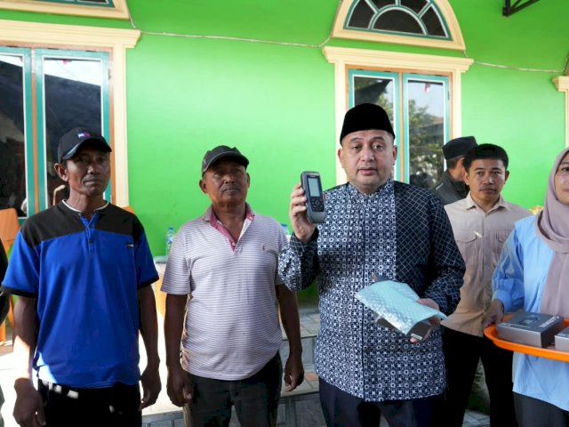 Munafri Serahkan GPS untuk 143 Nelayan Lumu-Lumu, Dorong Keselamatan dan Efisiensi Melaut