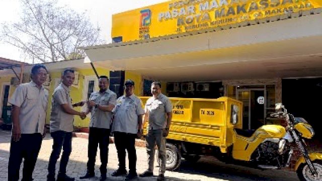 Jaga Kebersihan Pasar DLH MAKASSAR Berikan Motor Tiga Roda