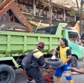 Jaga Lingkungan Tetap Bersih DLH Kompak Gelar Kerja Bakti