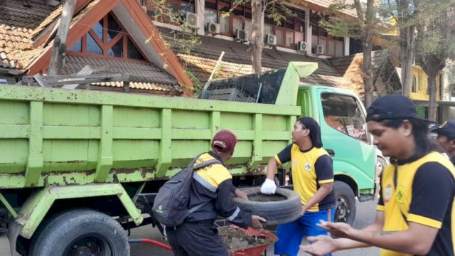 Jaga Lingkungan Tetap Bersih DLH Kompak Gelar Kerja Bakti