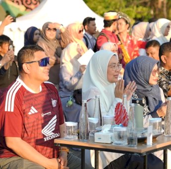 Munafri-Melinda Nikmati Attayang Sunset Bersama Warga Makassar di Pantai Losari