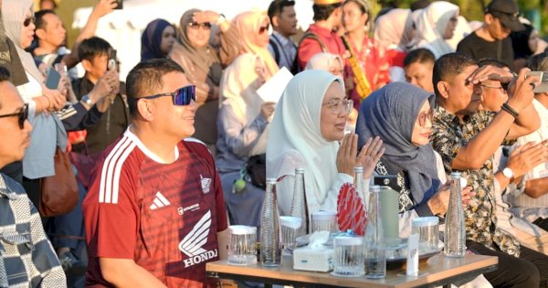 Munafri-Melinda Nikmati Attayang Sunset Bersama Warga Makassar di Pantai Losari