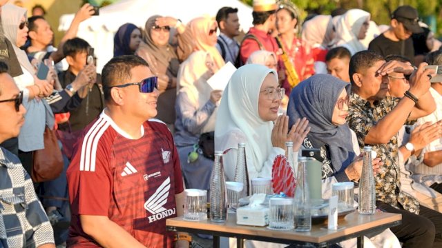 Munafri-Melinda Nikmati Attayang Sunset Bersama Warga Makassar di Pantai Losari